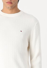 Tommy Hilfiger HERRINGBONE STRUCTURE - Jersey de punto - ivory petal