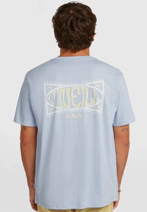 Jasnoniebieska bawełniana koszulka, z nadrukiem na plecach "O'NEILL" w białym i żółtym kolorze, zawierająca detale w stylu vintage, o luźnym kroju.