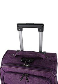 Maleta de tela púrpura con un asa retráctil de aluminio, cierres de cremallera y un candado de combinación en la parte superior para seguridad.