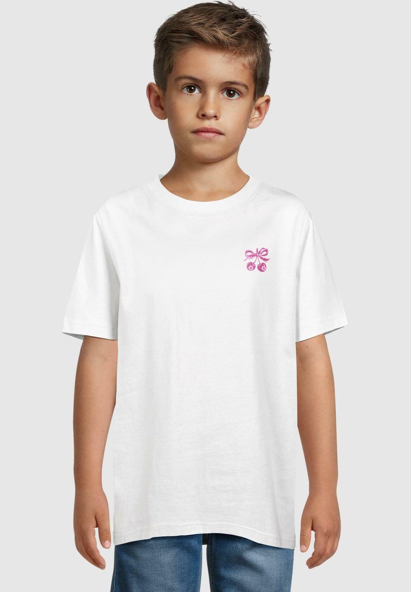 T-shirt en coton blanc à manches courtes et encolure ronde, avec un motif de nœud rose et de cerises sur le côté gauche de la poitrine.