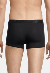 Boxer briefs neri realizzati in tessuto morbido, con un morbido elastico in vita e dettagli del logo discreti, mostrati dalla vista posteriore.