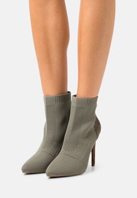 DeeZee Stivaletti con tacco - green