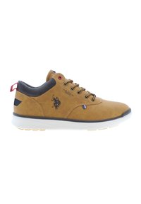 Sneakers in pelle marrone con accenti in rete nera, design con lacci, suola bianca e dettagli di branding rossi e blu. Presentano un logo ricamato.