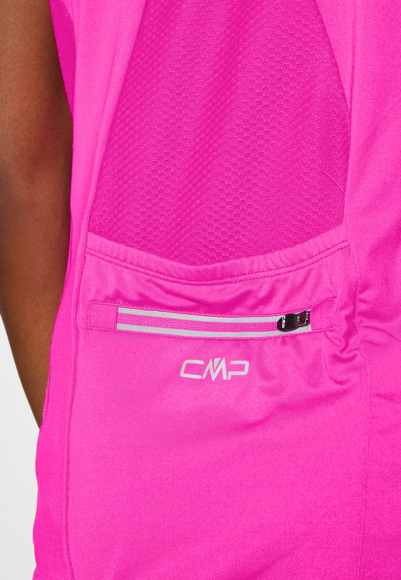 Helles pinkes Sportshirt mit einem strukturierten Netzpaneel, sicherem Reißverschlussfach und "CMP"-Logo im unteren Bereich. Glatte Stoffoberfläche.