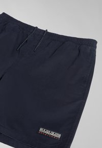 Bañador de color navy con cintura elástica y cordón ajustable. Presenta un parche de logo en la pierna y una tela suave y texturizada.