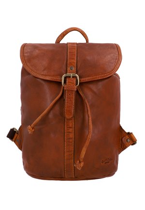 Hnědý kožený batoh s předním klopou, zapínáním na přezku, stahovací šňůrkou a rukojetí, umístěný na bílém pozadí.