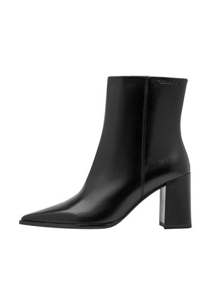 Bottine en cuir noir avec bout pointu et talon bloc, finition lisse et détail de couture latérale.