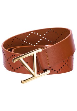 Ceinture en cuir marron avec des perforations en forme de losange et une boucle métallique dorée en forme de lettre V.