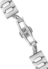 Silverfärgad stainless steel klockarmband med hexagonala länkar, polerade och borstad yta. Har en säker spänne och en smidig, ren design.