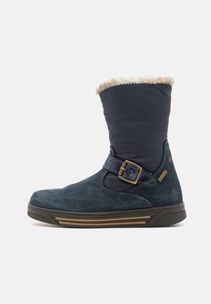 Cizmă ankle bleu marin, cu partea superioară din suede și textil, căptușeală din blană artificială, curea ajustabilă cu cataramă metalică și talpă din cauciuc rezistent.