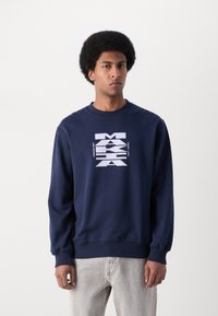Sudadera azul marino con cuello redondo, mangas largas y un diseño gráfico blanco impreso en la parte delantera. Textura de tela suave.