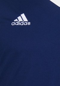 Navyblauw sportshirt gemaakt van een gladde, lichte stof. Heeft een witte geborduurde Adidas-logo op de borst.
