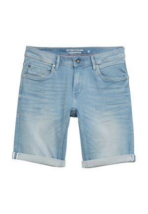Helle blaue Denim-Shorts mit umgeschlagenen Säumen, fünf Taschen und einem Knopfverschluss. Das Material zeigt subtile Schattierungen und Abnutzungserscheinungen. Logo auf der Vortasche.