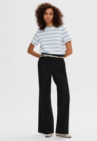 Selected Femme SLFESSENTIAL TEE - T-shirts med print - blue/bright white