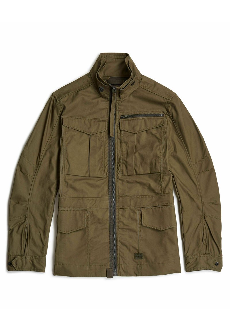 Giacca utilitaria verde oliva con colletto alzato, zip frontale, numerose tasche con patta e cerniera, maniche lunghe e polsini con bottone.