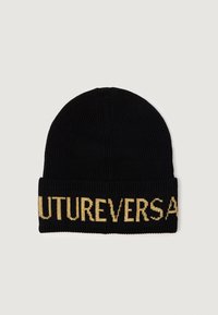 Melna adīta beanie cepure ar zelta izšauto "FUTUREVERSA" logo uz atloka, ribota tekstūra un cieši pieguļoša dizaina.