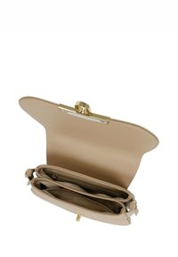 Borsa a mano in pelle beige con finitura strutturata, dettagli in oro e chiusura a scatto. L'interno presenta più scomparti e una tasca con cerniera.
