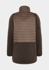 Bruine jas met een gevoerd, glad bovenstuk en een pluizig onderstuk. Hoge kraag en lange mouwen met ronde randen.