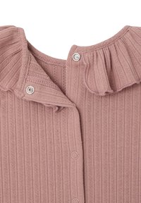 Rosa geripptes Strickjacke mit rüschenförmigem Kragen, Druckknopfverschluss und strukturierten vertikalen Streifen entlang des Stoffes.