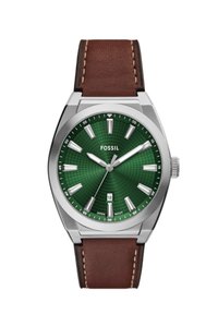 Reloj para hombres con un dial texturizado verde, caja de metal en tono plateado y correa de cuero marrón. Presenta marcadores plateados y una pantalla de fecha a las 6 en punto.