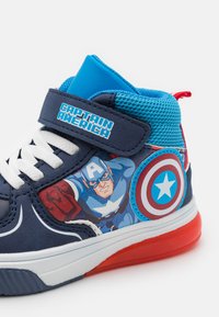 Sinised ja tumesinised kõrged tossud, millel on Kleebise rihm, Captain America graafika, punane tald ja valged paelad.