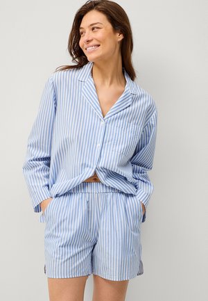 Blå og hvide stribede kortærmede pyjamas sæt med en knap-op top med lomme og shorts med elastisk talje. Blødt stof.