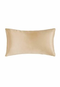 Rektangulär kudde i ett mjukt, ljusbeige satintyg; slät yta med en subtil glans och sömmar längs kanterna.