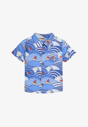 Kurzarm-Hemd mit Knopfleiste aus blauer Baumwolle, das ein Wellen- und Segelboot-Muster in Rot, Gelb und Weiß zeigt. Mit Brusttasche.