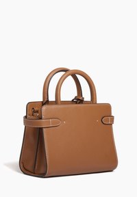 Borsa in pelle marrone con due manici tondi, forma strutturata, cuciture a contrasto e un dettaglio della tracolla laterale. Texture liscia sulla parte principale.