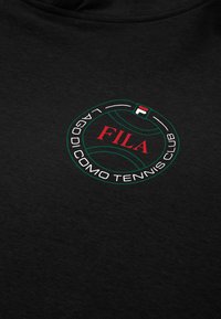 Czarna bawełniana bluza z kapturem z okrągłym logo. Logo zawiera napis "FILA" na czerwono, zielone akcenty oraz biały tekst "Lago di Como Tennis Club".