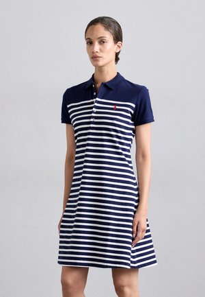 Abito polo a righe navy e bianche con maniche corte, colletto e un accento in rosso con logo. Presenta una chiusura a bottoni e una silhouette svasata.