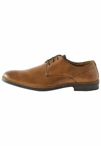 Zapato de vestir de cuero marrón con punta redondeada, detalles cosidos, suela de goma negra y cuatro ojales para los cordones. Textura suave, acentos mínimos.