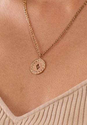 Goldfarbene Halskette mit einer gedrehten Kette und einem runden Anhänger, der detaillierte Filigranarbeiten und eine eingelegte rechteckige Form aufweist.