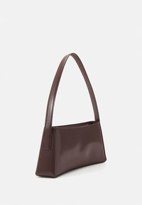 Calvin Klein REFINED SCULPT BAG SHINY - Bolso de mano - cioccolate lab