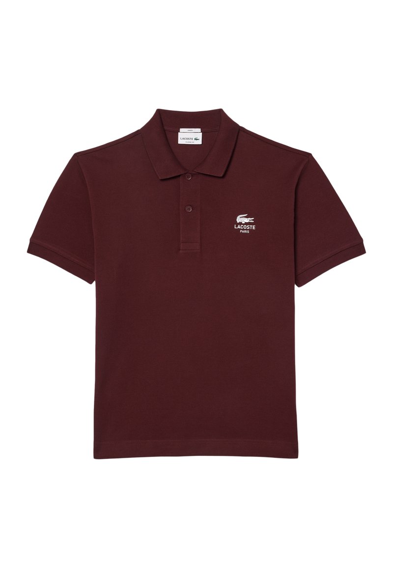 Polo en coton bourgogne à manches courtes, avec un col à deux boutons et le logo Lacoste sur la poitrine gauche. Texture lisse avec une coupe classique.