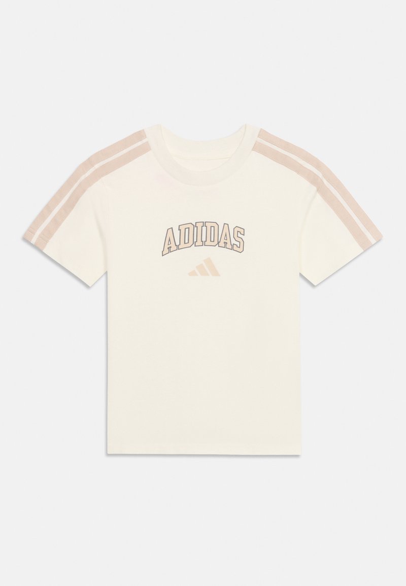 Λευκό κοντομάνικο t-shirt Adidas με μπεζ ρίγες στους ώμους και το κείμενο και λογότυπο "ADIDAS" σε μπεζ στο στήθος.