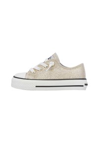 Zapatilla de lona dorada brillante con puntera y suela de goma blanca, que presenta tres ojales blancos y franjas negras en la suela.