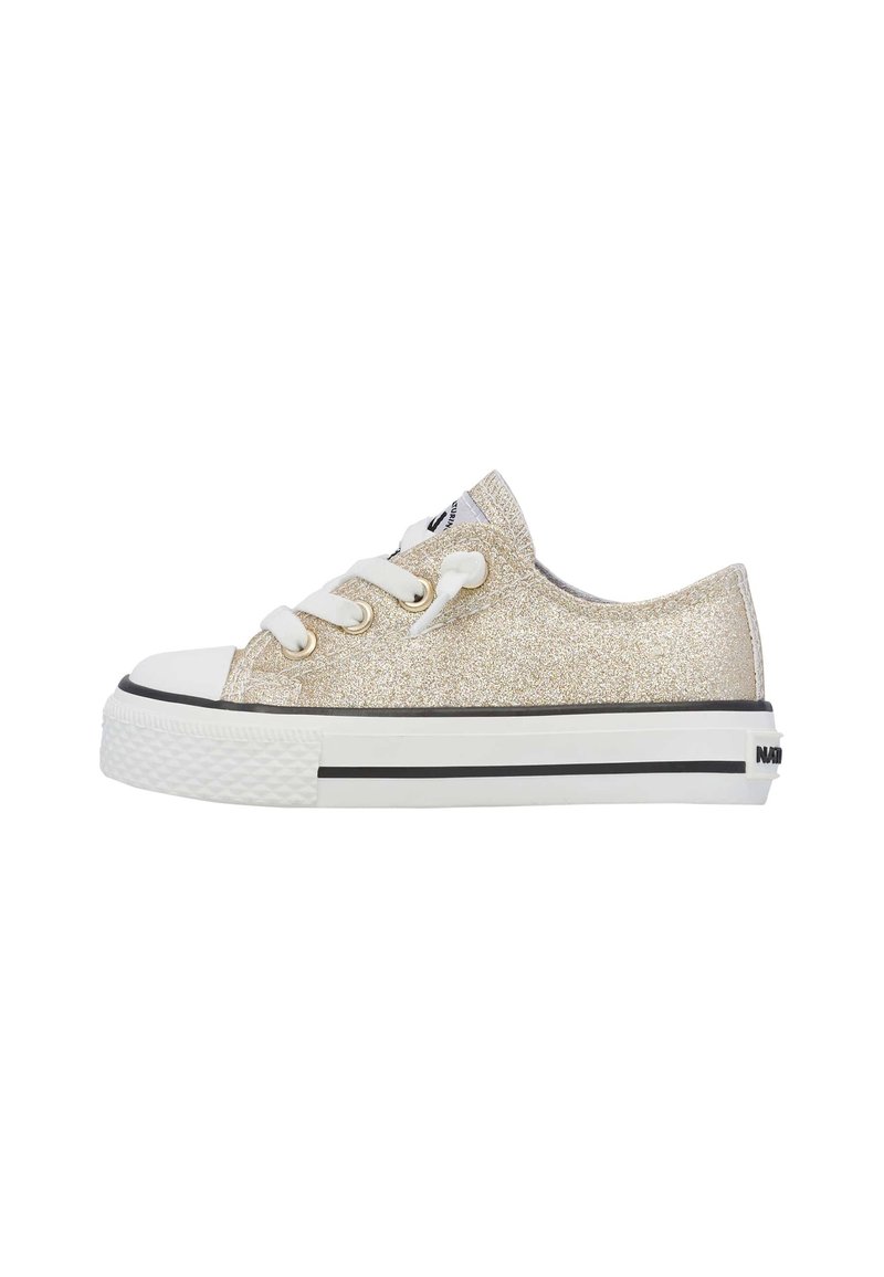 Zapatilla de lona dorada brillante con puntera y suela de goma blanca, que presenta tres ojales blancos y franjas negras en la suela.
