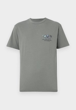 Grå bomulds t-shirt med korte ærmer, der har et farverigt grafisk design og teksten "ROLL WITH THE SOUL" på venstre brystområde.