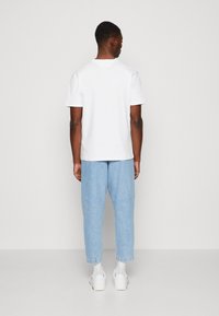 Tommy Jeans BADGE TEE - T-shirt basic - white