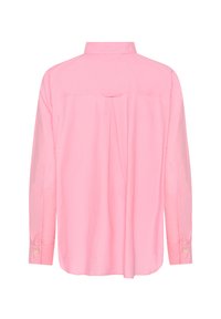 Světlounce růžová košile s dlouhým rukávem zobrazená zezadu, s boxovou záložkou pod dílem na ramenou a zapnutými manžetami.