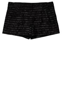 Czarne szorty wykonane z teksturowanej tkaniny, z warstwowym wzorem, gładkim pasem i plisowanymi detalami na przodzie.