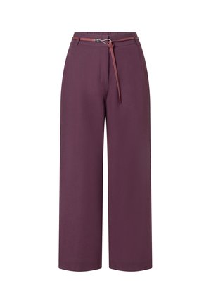 Lila Hosen mit weitem Bein und hohem Bund, mit einem schmalen braunen Gürtel in der Taille gebunden, auf weißem Hintergrund gezeigt.