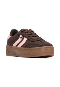 Sneakers in suede marrone con strisce laterali rosa. Presentano una spessa suola in gomma marrone e lacci marroni. Parte superiore testurizzata e logo laterale.