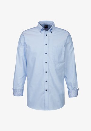 Camicia azzurro chiaro a maniche lunghe con bottoni in cotone, dotata di tasca sul petto e polsini decorati con bottoni scuri.
