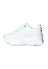 Sneaker bianco con suola spessa, tomaia in pelle liscia e dettagli dorati. Presenta un logo sul lato e dettagli di cucitura decorativa.