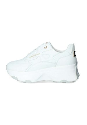 Sneaker bianco con suola spessa, tomaia in pelle liscia e dettagli dorati. Presenta un logo sul lato e dettagli di cucitura decorativa.