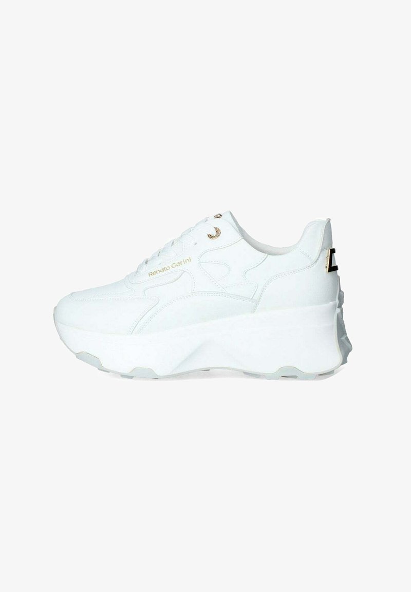 Sneaker bianco con suola spessa, tomaia in pelle liscia e dettagli dorati. Presenta un logo sul lato e dettagli di cucitura decorativa.