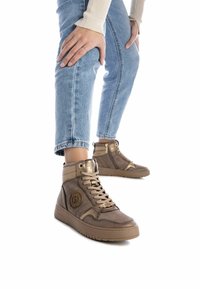 Zapatillas altas marrones de cuero y textil, con un diseño texturizado, punta redonda, detalles dorados y cordones.