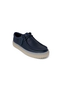 Scarpa in pelle blu navy con punta arrotondata, design con lacci e suola in gomma leggera e traslucida con texture rigata. Branding sul lato.